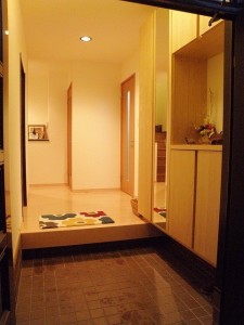 明るくまとまりのある玄関へ