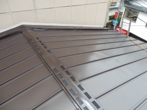 ガルバニューム鋼板葺きを張りました。