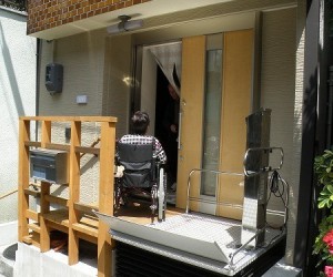 車椅子が必要な両親のためのバリアフリー住宅改修工事を行いました。