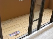 バルコニーにデッキ。温かみのある空間に。
