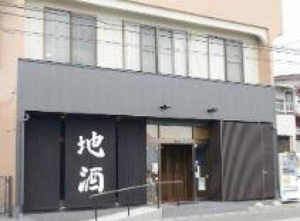 古めかしさと木材の温もりがあふれる酒店へ