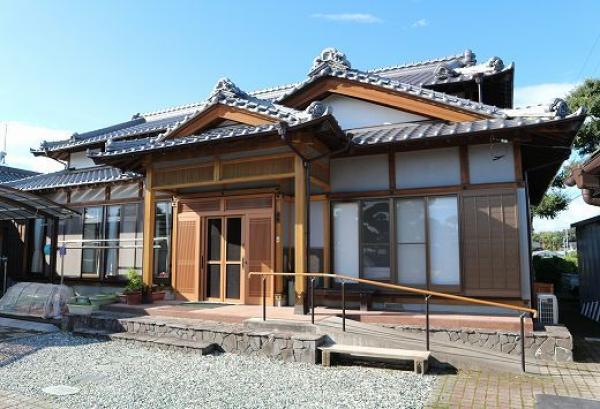 外壁はもちろん、玄関ドアや軒天の木部も塗装して、外観に元気が出て蘇りました。