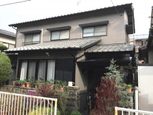 外壁塗装で色味も少し変え、きれいに仕上がりました。