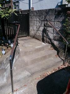 介護保険を活用して、玄関外階段に手すりを設置。安全に昇り降りできるようになりました！