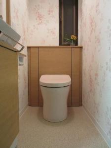 明るくて華やか、清潔感も溢れる印象のトイレに仕上がりました！TOTOのレストパルを設置！