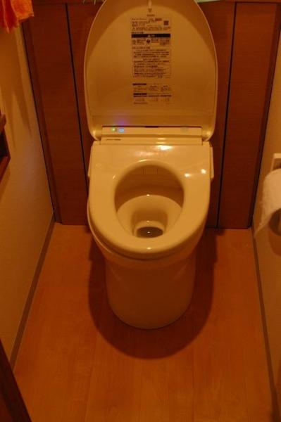 トイレの内装丸ごと改装し、新しく使いやすいトイレへ