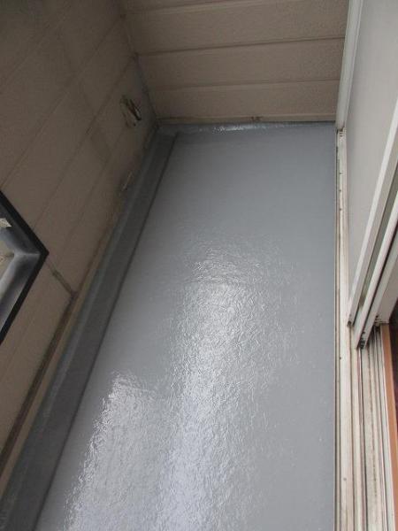 摺り減っていたベランダ床を元の綺麗な状態へ