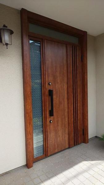 LIXILのリフォームドアに入れ替えました。素敵な家の顔になりましたね！