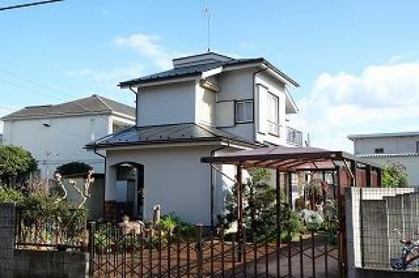 真っ白で新築のような輝きの外壁に