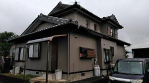 家と物置を違うカラーで塗り替え、印象を変えました。