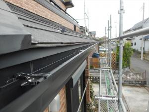 曲がってしまっていた雨樋をすべて交換、雨水をきちんと流すことができるようになりました。