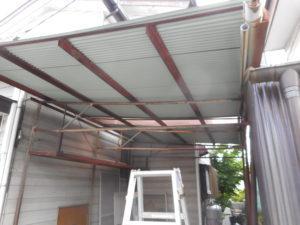 破損していたトタン屋根を新しく交換しました