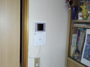 訪問者を一目で確認できるテレビドアホンに交換しました