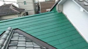 ストレート屋根や波板を塗装、交換し、綺麗な状態の屋根に戻りました