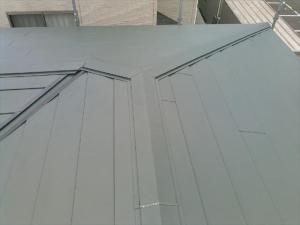 カバー工法で屋根を葺き替え、屋根が生まれ変わりました。