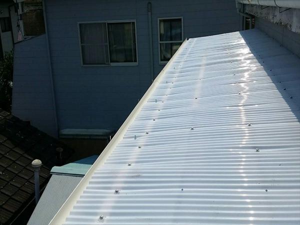 ボロボロになっていたベランダ波板と雨樋を交換