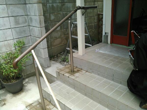 玄関の手すり交換と玄関ドアの塗装をしました。