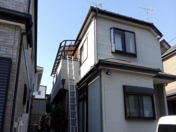 ベランダ内に雨水が侵入してくるためベランダ屋根を交換しました。