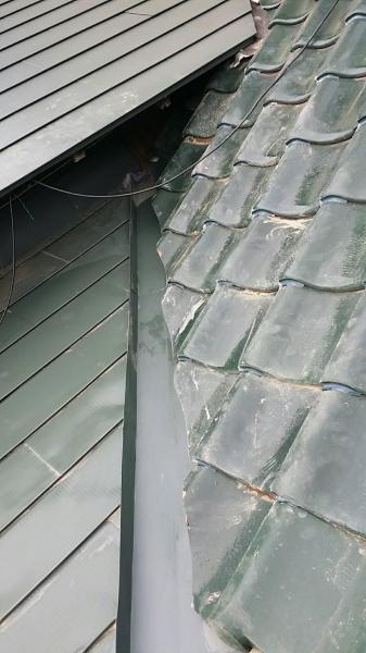 サビや酸性雨で穴が開いてしまった谷板金を交換
