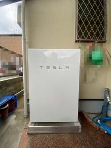 省スペース設置のテスラ蓄電池