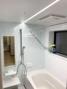 温かい浴室と広々とした洗い場