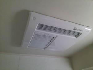 乾燥・暖房機能がついた浴室換気扇へと交換しました