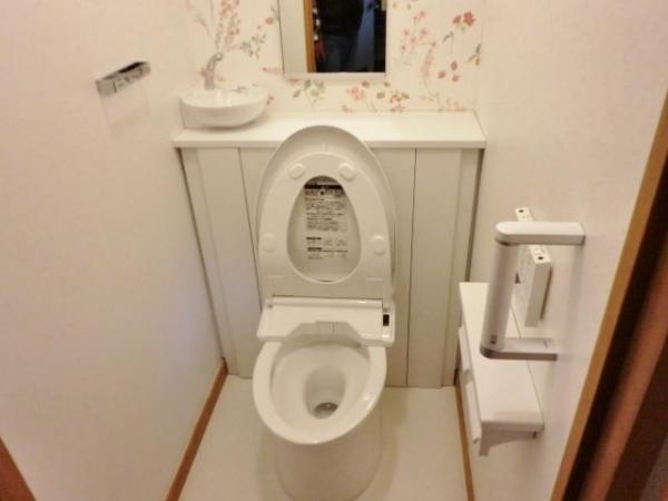 マンションのトイレ交換です。壁を花柄クロスにしたことで印象が大きく変わりました！