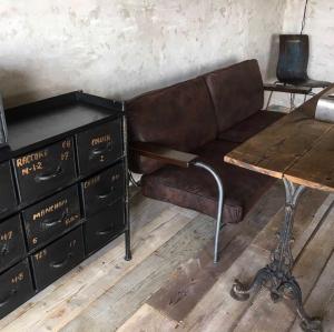 レトロなアンティーク家具