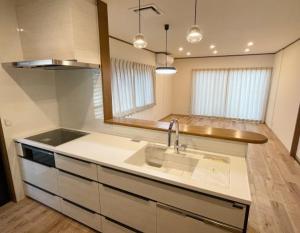 「まるで新築のよう」キッチンからもリビングを見渡せる開放的な空間になりました。