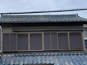 木製で動きが悪くなった雨戸を新しくして欲しい