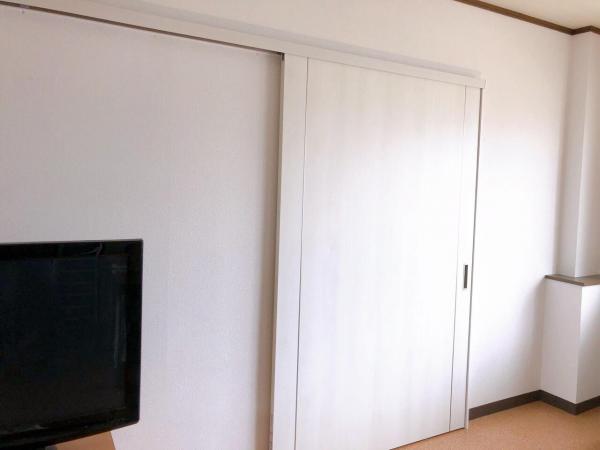 壁紙を触ることなく大工さんのみの仕事内容にするために、壁の補強した後の仕上がりはプリント板仕上げ