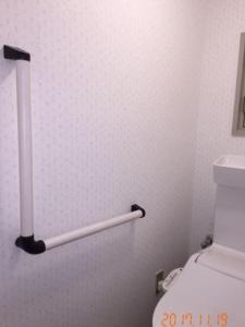 トイレを丸ごとリフォーム！手摺も設置して動作がしやすいようにしました。