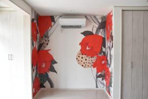 1階だけで快適に暮らせる間取りにリノベーション！花柄のクロスがパッと目を引く素敵なお部屋に！