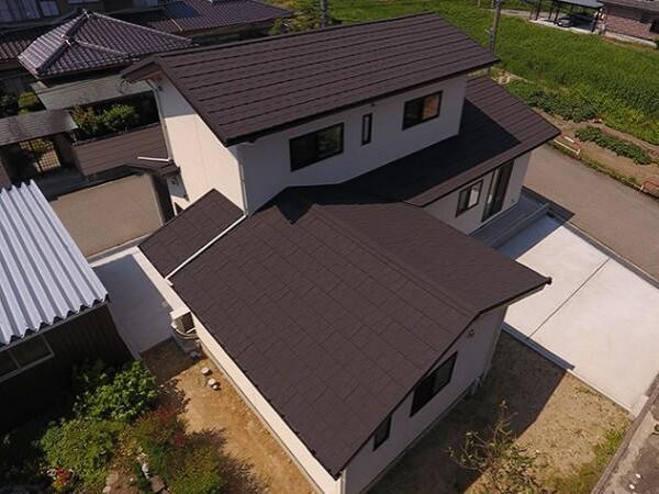 高耐久の屋根材で悩みも解決！