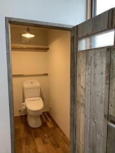 バックヤードスペースに古材を利用したお洒落なトイレが完成しました。