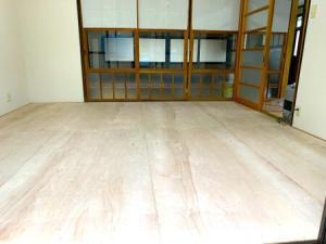 畳からクッションシートに。一気に洋風の部屋に変わりました。