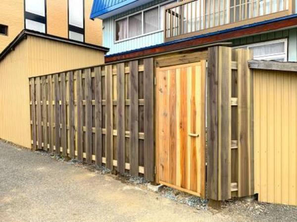 木塀に板戸を設置して出入りもスムーズに！鍵も木製です！