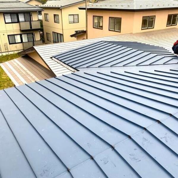痛みが激しかった下地から敷き直して屋根板金の葺き替え工事を行いました