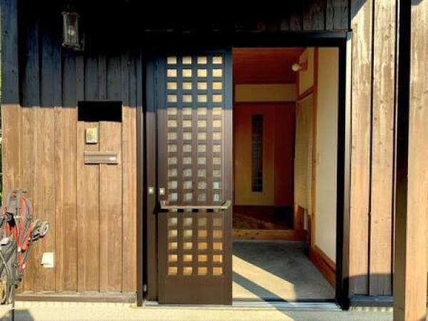 玄関リフォーム 建具(ドア、間仕切り)の設置・交換・撤去 やまだ建築工房