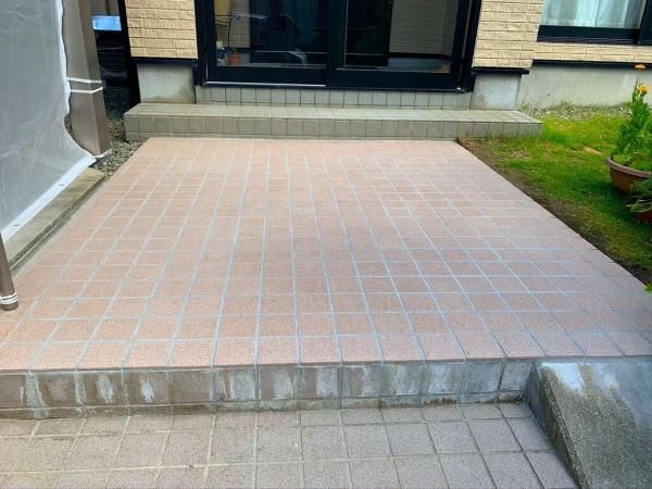 玄関ポーチのタイルを違和感のないよう綺麗に張り替えました。