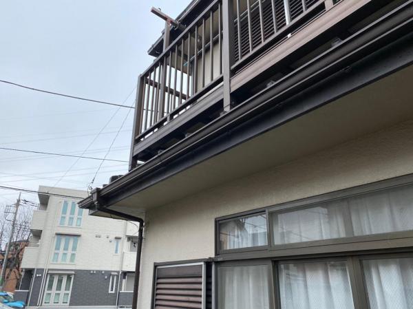 積雪による重みで歪んでしまった雨樋を火災保険を利用して交換させていただきました
