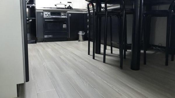 キッチンの床が濡れた状態から新品の床材に！