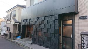 牛串酒場の店舗リニューアルオープンに向けて外壁全体をイメージカラーのマットブラックに塗装