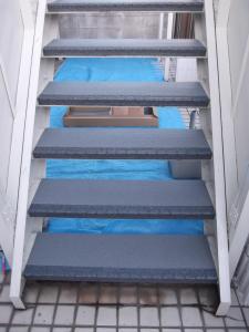 鉄骨階段のステップ工事を行いました
