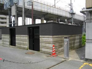 マンションのごみ置き場の劣化していたフェンスを新しく。防鳥対策もバッチリです。