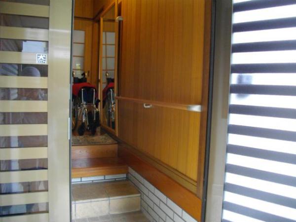 手摺りとスロープを設置し負担軽減へ