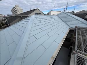 明るいライトグレーの屋根