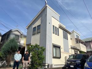 ライトグレーとアイボリーのツートーン外壁