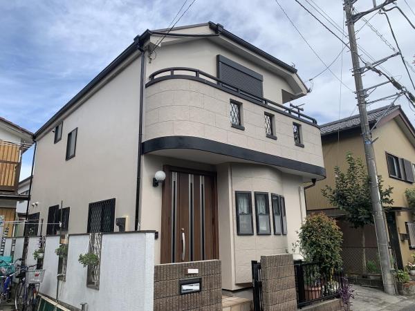 上品な薄いベージュカラーの外壁