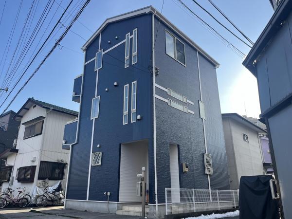 美しいネイビーの外壁